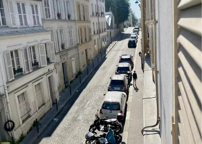Montmartre Village Bed and Breakfast 3*