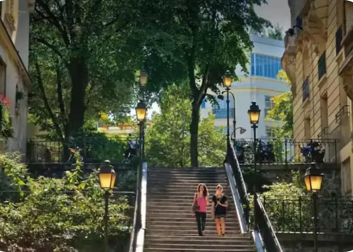 Montmartre Village Bed and Breakfast 3*
